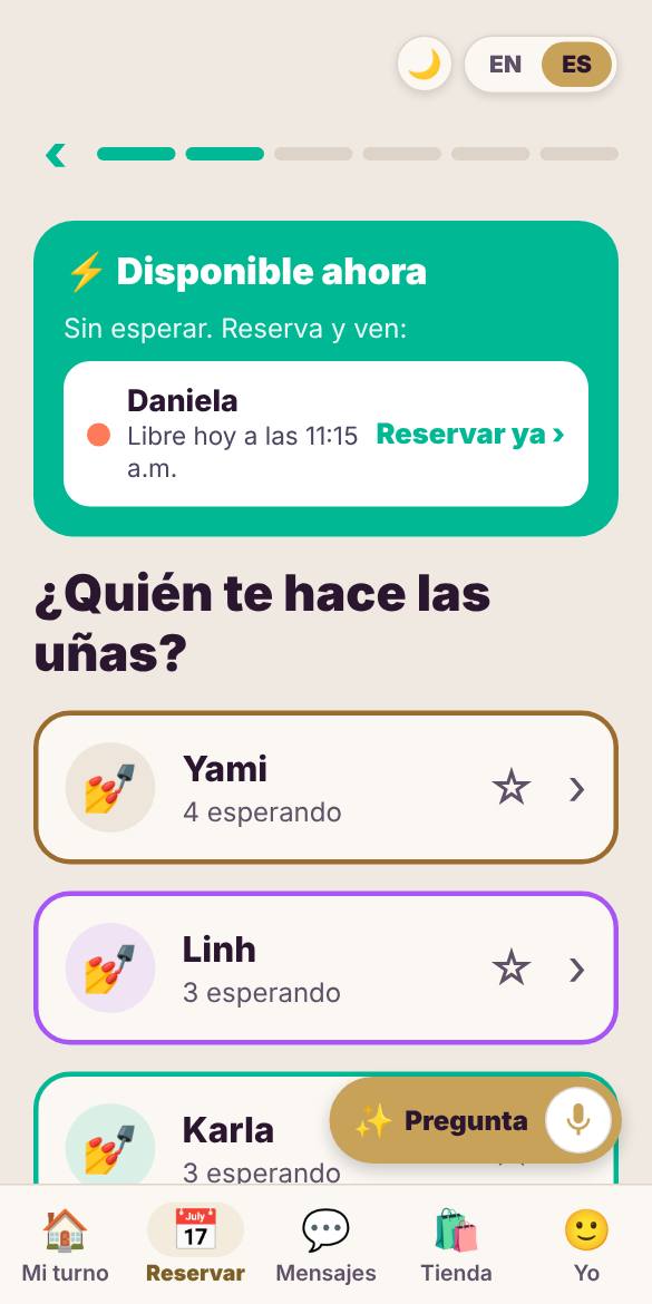 Elige quién te hace las uñas (o la primera que esté libre), luego el servicio y la hora.